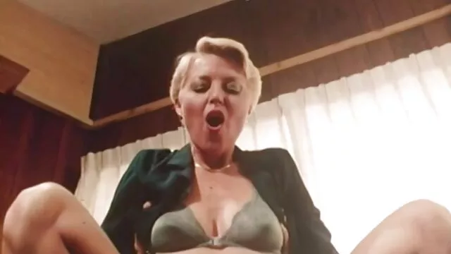 Busty Priya Rai فیلم سوپر بکن بکن خارجی کنار استخر خیس می شود